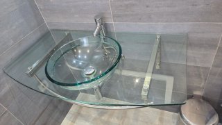 Lavabo de cristal grande con espejo