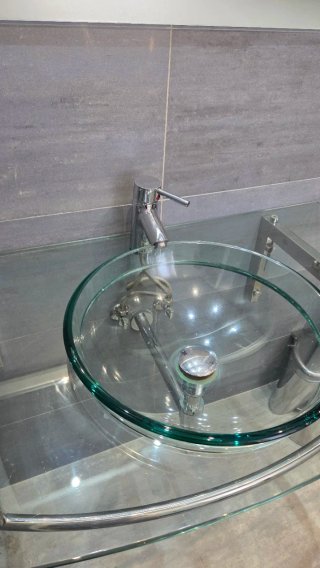 Lavabo de cristal grande con espejo