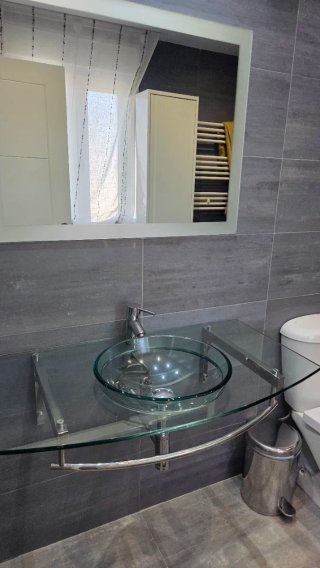 Lavabo de cristal grande con espejo
