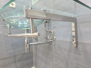 Lavabo de cristal grande con espejo
