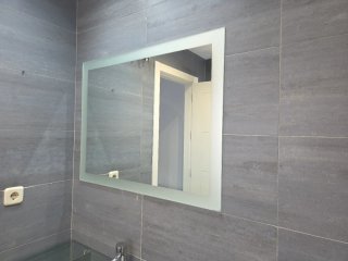 Lavabo de cristal grande con espejo