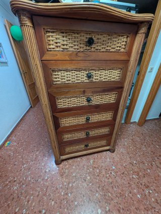 Cajonera de madera y ratán