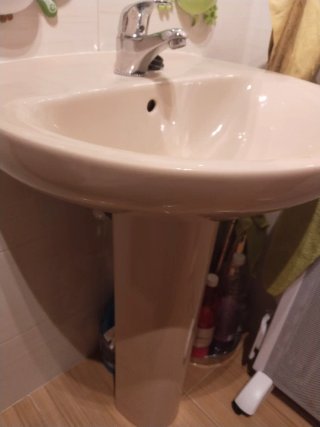 Lavabo con grifo. Solo Hoy