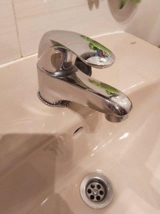 Lavabo con grifo. Solo Hoy
