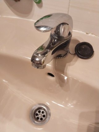 Lavabo con grifo. Solo Hoy