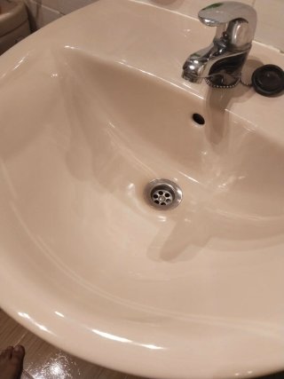 Lavabo con grifo. Solo Hoy