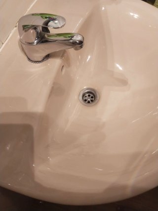 Lavabo con grifo. Solo Hoy