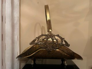Reloj, candelabros y revistero bronce