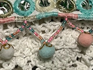 Top Crochet Blanco Cuentas y Pompones