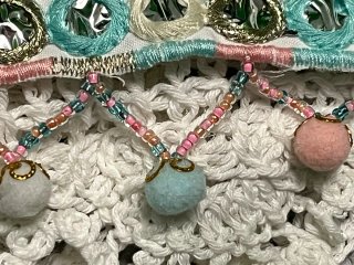 Top Crochet Blanco Cuentas y Pompones