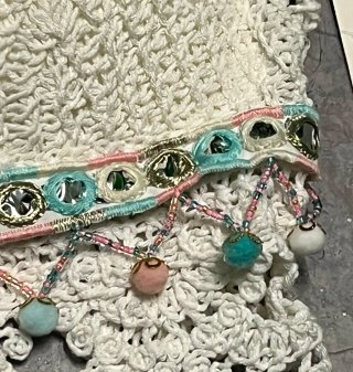 Top Crochet Blanco Cuentas y Pompones