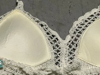 Top Crochet Blanco Cuentas y Pompones
