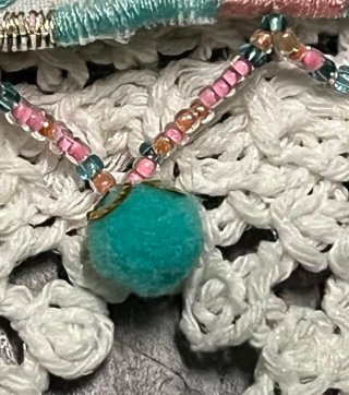 Top Crochet Blanco Cuentas y Pompones