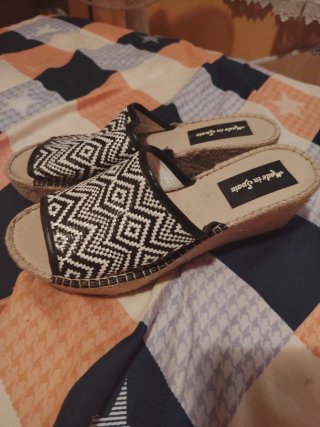 Sandalias cuña negras y blancas talla 37