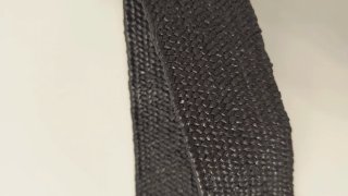 Cinturón negro con hebilla dorada y piedra