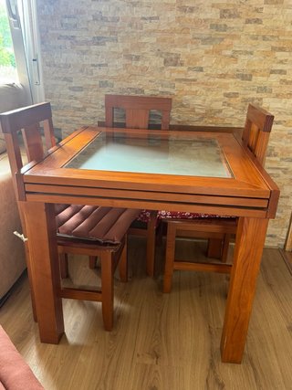 Mesa de comedor de madera y cristal
