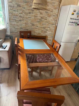 Mesa de comedor de madera y cristal
