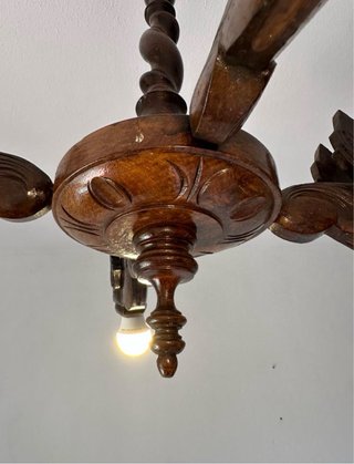 Lámpara de madera ornamental tallada