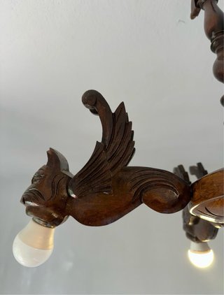 Lámpara de madera ornamental tallada