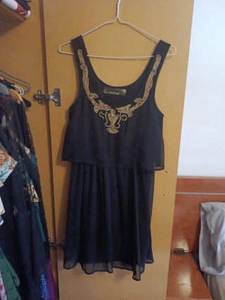 Vestido negro Stradivarius con pedrería