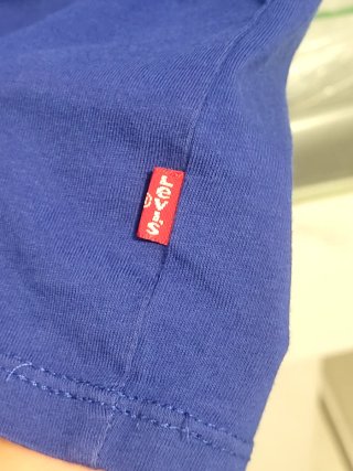 Camiseta Levi's azul con logo