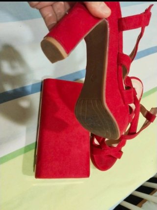 Sandalias y bolso de fiesta rojos