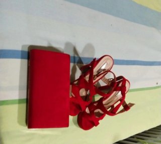 Sandalias y bolso de fiesta rojos