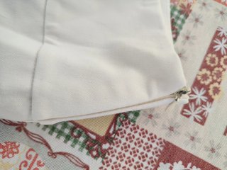 Falda blanca hasta la rodilla con cremallera