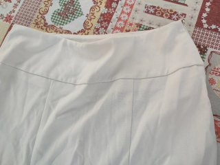 Falda blanca hasta la rodilla con cremallera