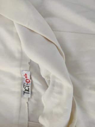 Falda blanca hasta la rodilla con cremallera