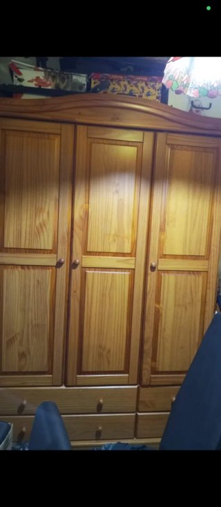Armario de madera de pino
