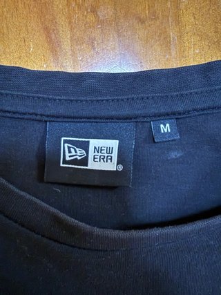 Camiseta New Era Negra con el logo de los Lakers
