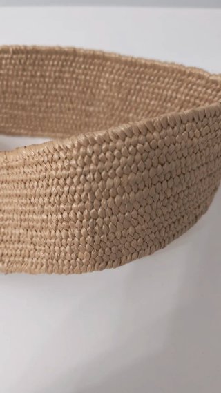 Cinturón beige con hebilla dorada y perla