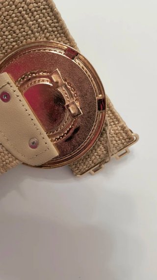 Cinturón beige con hebilla dorada y perla