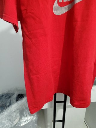 Camiseta Nike Roja Logo Plateado