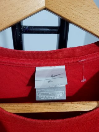Camiseta Nike Roja Logo Plateado
