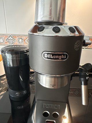 Cafetera y Molinillo De’Longhi Dedica Style