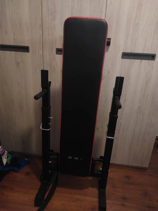Banco de pesas negro y rojo