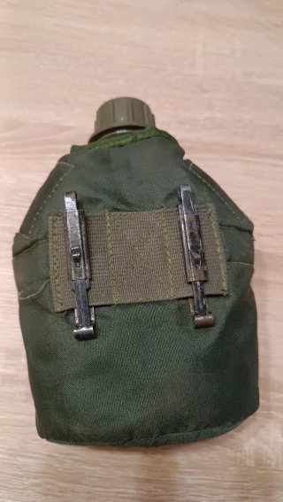Cantimplora militar verde con funda