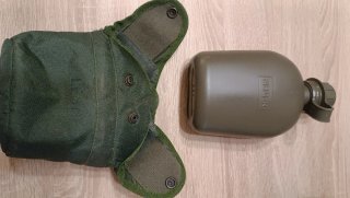 Cantimplora militar verde con funda