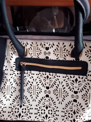 Bolso Negro y Blanco  Diseño Calado colgar y mano