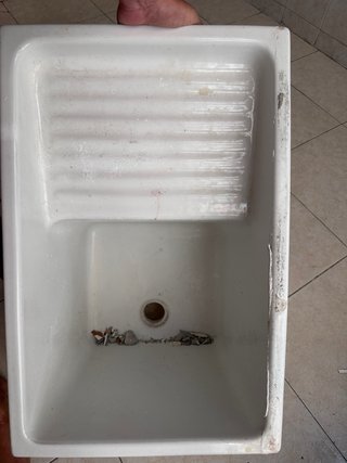 Pila de lavar de porcelana blanca