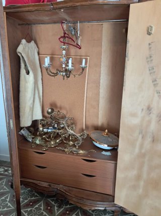 Armario de madera clásico