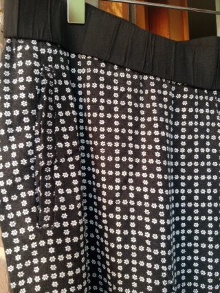 Pantalón negro estampado con flores blancas