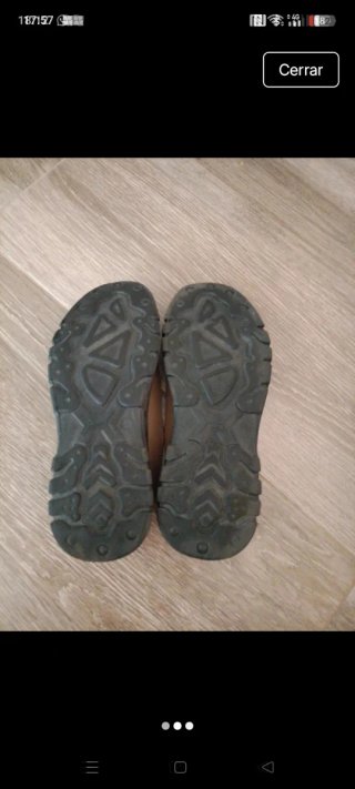 Sandalias de hombre beige y marrón
