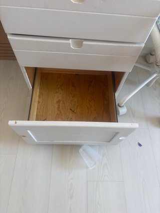 Cajonera de madera blanca
