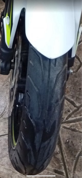 Moto Naked Negra y Blanca