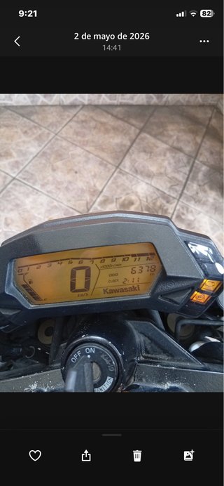 Moto Naked Negra y Blanca