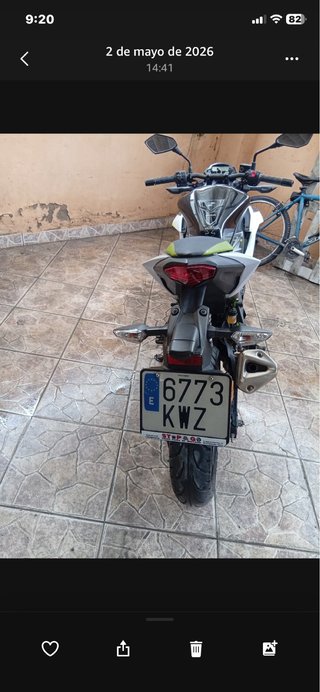Moto Naked Negra y Blanca