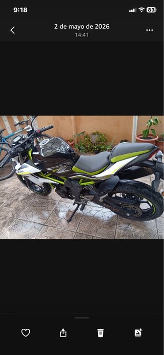 Moto Naked Negra y Blanca
